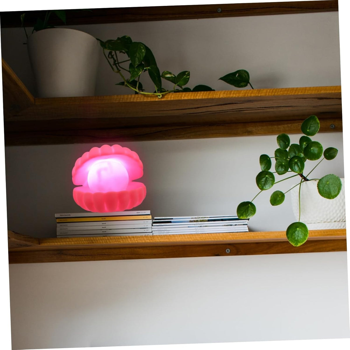 Lampa de Veghe Led, Model Scoica cu Perla, Lumina Calda Ambientala, Plastic si Vinil, 10 x 8.5 cm, Roz, Include 3 Baterii LR44