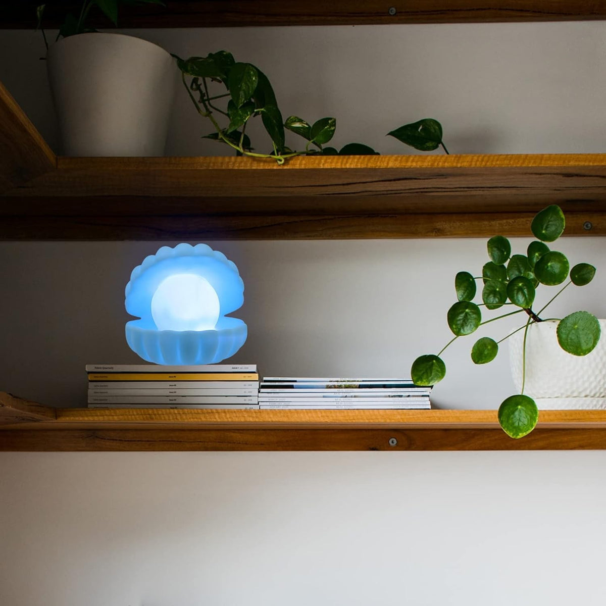 Lampa de Veghe LED, Model Scoica cu Perla, Lumina Calda Ambientala, Plastic si Vinil, 10 x 8.5 cm, 3 Baterii LR44 Incluse, Albastru