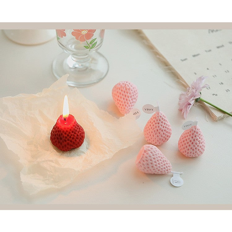 Set 4 Lumanari Parfumate, Model Căpșuni, Design Decorativ Realist, Amestec Ceară de Soia și Parafină, Timp Ardere 30 Minute, 62g, Rosu/Roz