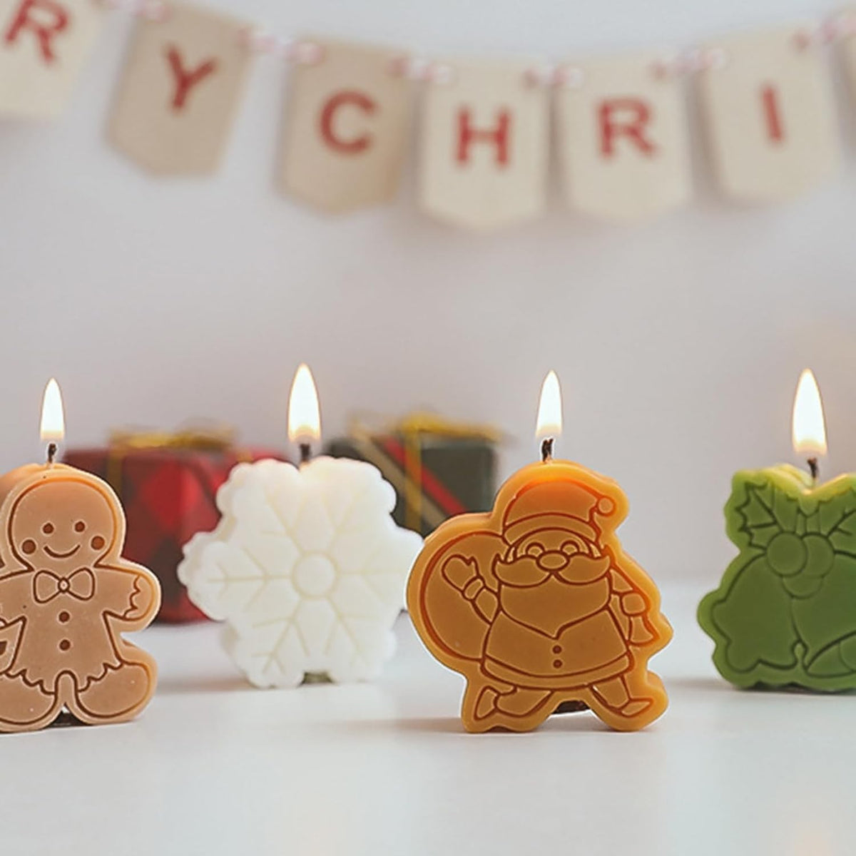 Set 4 Lumanari Parfumate de Craciun, Decoratiuni Festive Figurine Mos Craciun si Om de Zapada, Parafina, Multicolor, 141 g