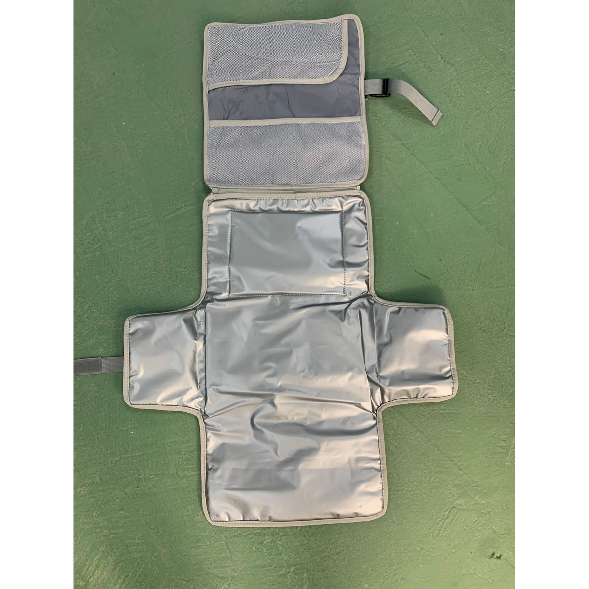 Geanta Multifunctionala si Aleza de Schimbat Scutece Portabila, Impermeabila cu Buzunare si Sistem de Agatare, Panza Oxford 300D, 30 x 20 cm, Gri