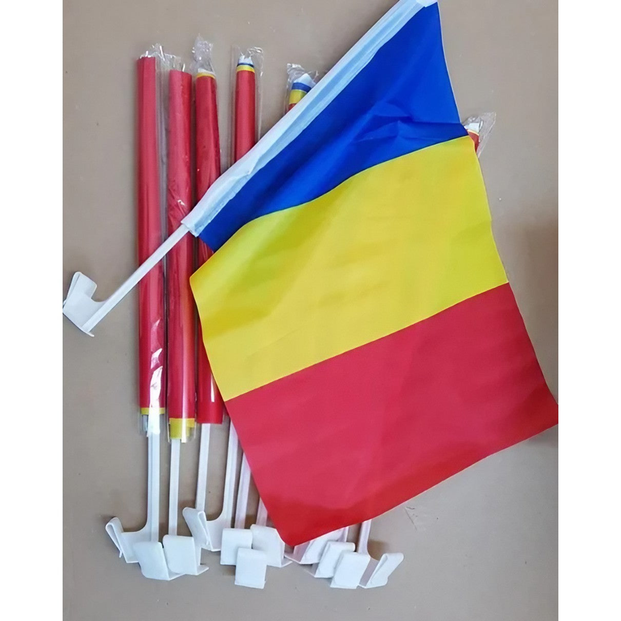 Set 10 Steaguri Tricolor Auto Romania, Drapel cu Suport Plastic pentru Geam, Poliester Rezistent, 45 x 30 cm, Multicolor, 10 Bucati