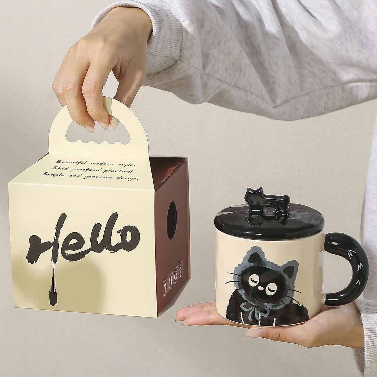 Cana Ceramica pentru Ceai si Cafea, Design Retro cu Capac si Figurina 3D, Cutie Cadou Inclusa, Imprimeu Pisica, 360 ml, Bej/Multicolor