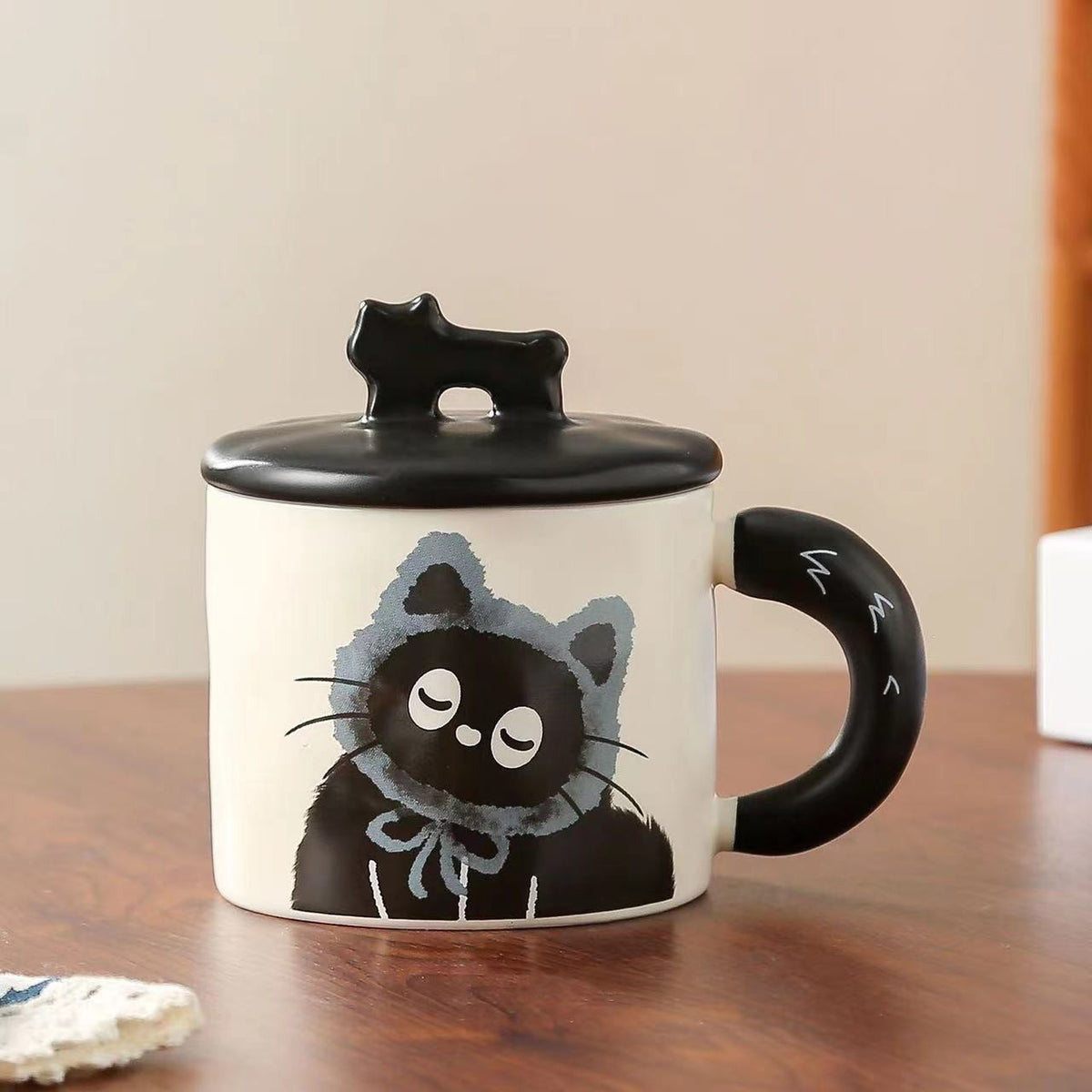 Cana Ceramica pentru Ceai si Cafea, Design Retro cu Capac si Figurina 3D, Cutie Cadou Inclusa, Imprimeu Pisica, 360 ml, Bej/Multicolor