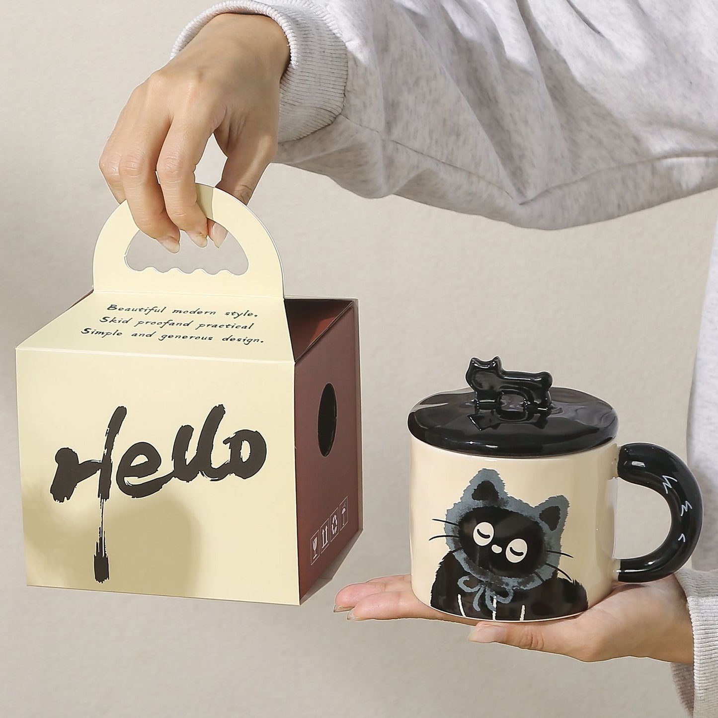Cana Ceramica pentru Ceai si Cafea, Design Retro cu Capac si Figurina 3D, Cutie Cadou Inclusa, Imprimeu Pisica, 360 ml, Bej/Multicolor