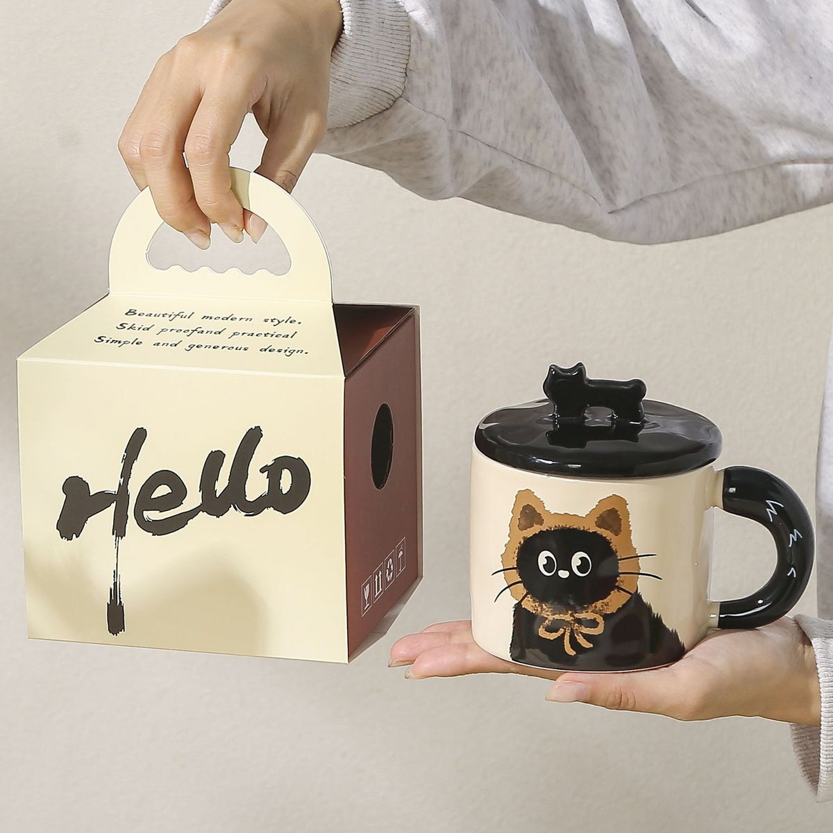 Cana din Ceramica pentru Ceai sau Cafea, Design Retro cu Capac si Figurina 3D, Cutie Cadou Inclusa, Print Pisica, 360 ml, 9.5 x 8 x 8 cm, Bej