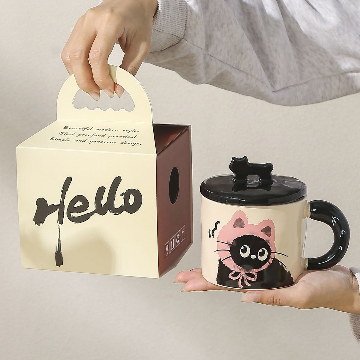 Cana din Ceramica pentru Ceai sau Cafea, Design Retro cu Capac si Figurina 3D, Imprimeu Pisica, Cutie Cadou Inclusa, 360 ml, 9.5 x 8 x 8 cm, Bej cu Roz si Negru