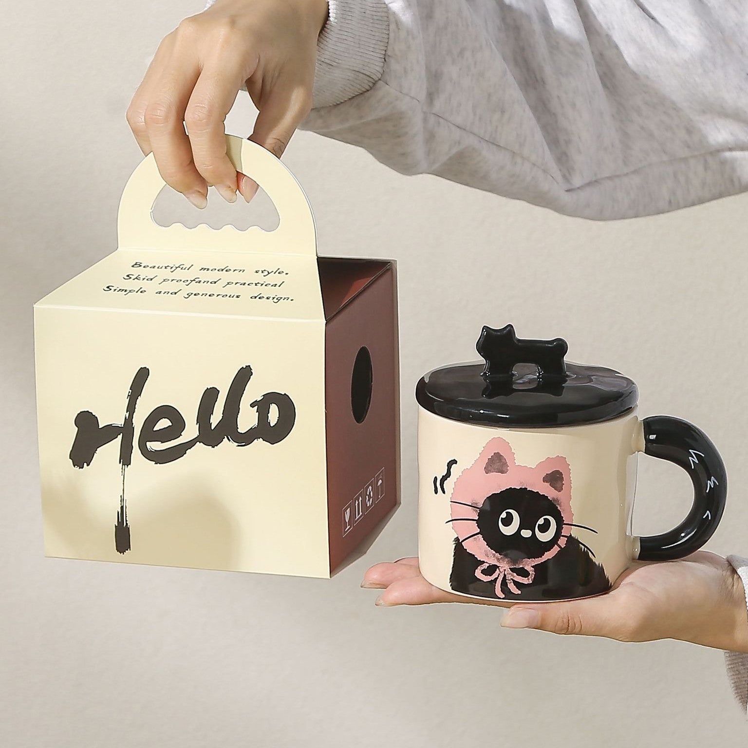 Cana din Ceramica pentru Ceai sau Cafea, Design Retro cu Capac si Figurina 3D, Imprimeu Pisica, Cutie Cadou Inclusa, 360 ml, 9.5 x 8 x 8 cm, Bej cu Roz si Negru