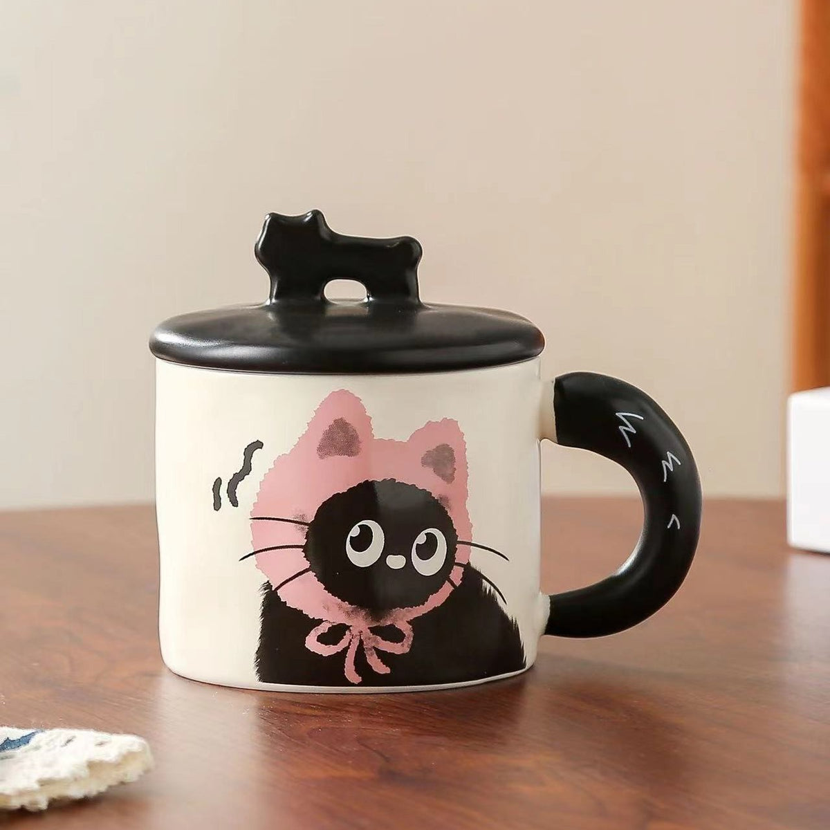Cana din Ceramica pentru Ceai sau Cafea, Design Retro cu Capac si Figurina 3D, Imprimeu Pisica, Cutie Cadou Inclusa, 360 ml, 9.5 x 8 x 8 cm, Bej cu Roz si Negru