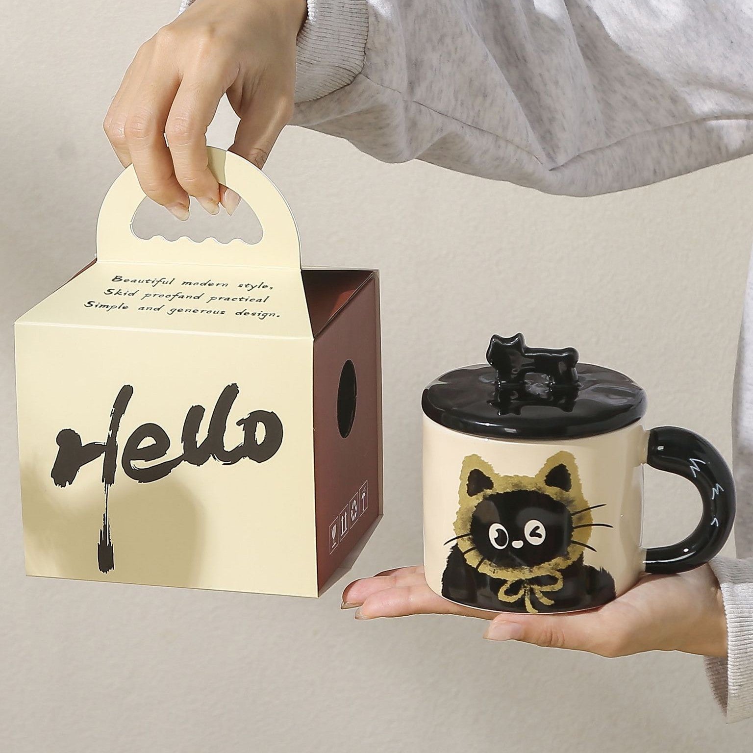 Cana din Ceramica pentru Ceai sau Cafea, Design Retro cu Capac si Figurina 3D, Cutie Cadou Inclusa, Imprimeu Pisica, 360 ml, 9.5 x 8 x 8 cm, Bej