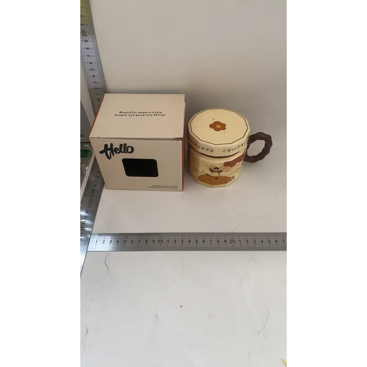 Cana Ceramica pentru Cafea si Ceai cu Capac, Model Baietel, Unisex, Ceramica, 400 ml, 9 x 8 x 8 cm, Bej