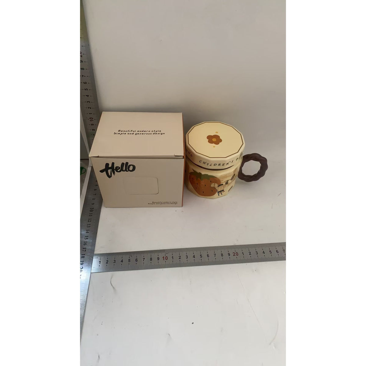 Cana din Ceramica pentru Cafea si Ceai, Model Capsuna, Cana Universala cu Capac, Design Unisex, 400 ml, Bej, 9 x 8 x 8 cm