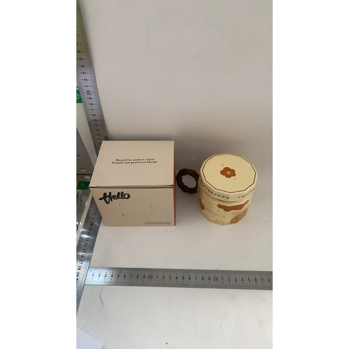 Cana din Ceramica pentru Cafea si Ceai, Cana Universala cu Capac, Model Fetita, Bej, 400 ml, 9 x 8 x 8 cm