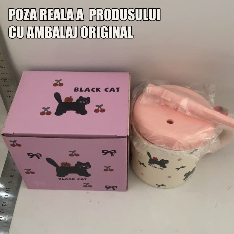 Cana din Ceramica cu Capac si Pai din Silicon, Model Cute C cu Pisici si Fundite, Design Jucaus cu Mar pe Toarta, Roz, 380 ml, 9x8.5 cm