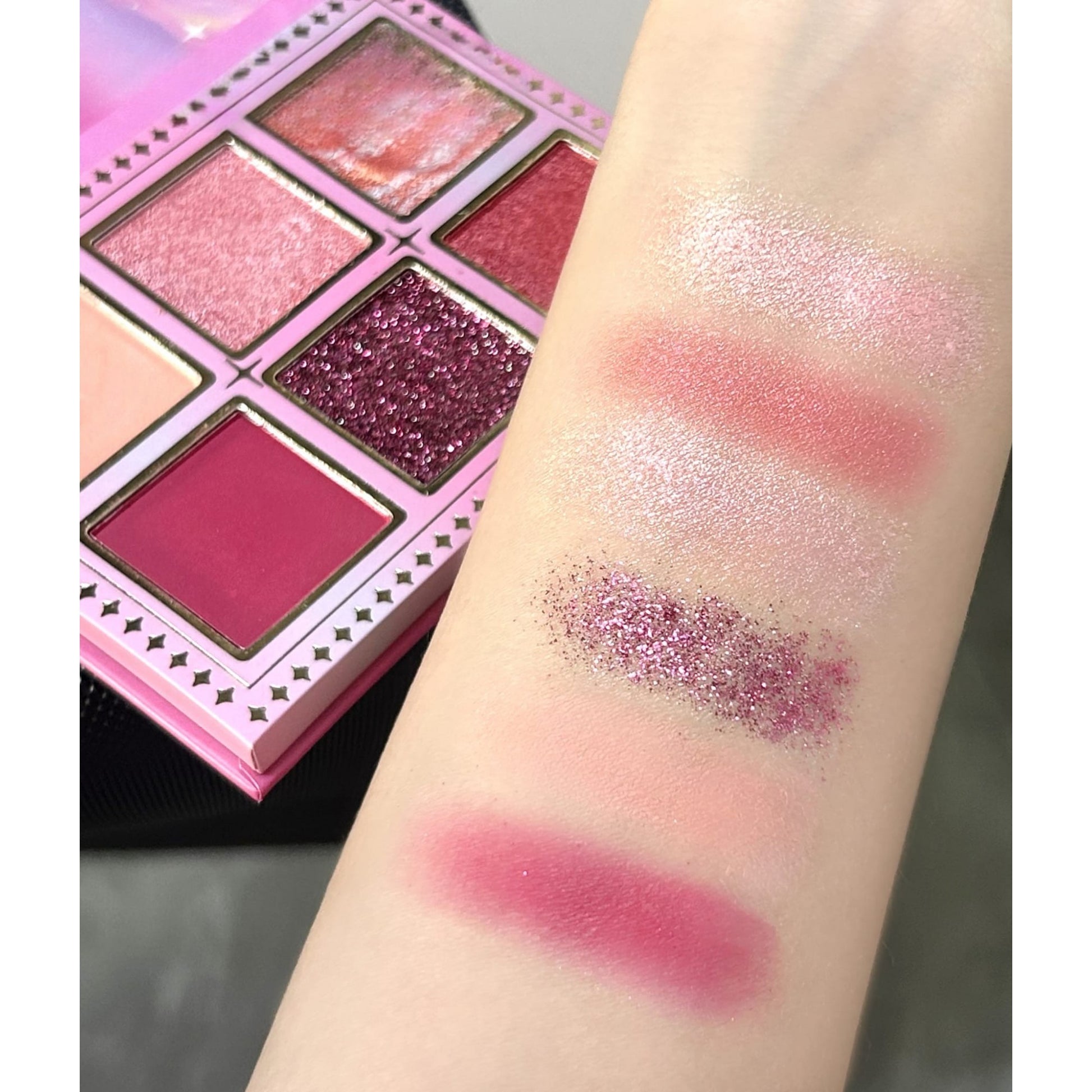 Paleta de Machiaj Kevin & Coco Pink Barbie Girl, Fard de Pleoape Intens Pigmentat, Finisaj Mat si Sidefat cu Glitter, Model Quin, 6 Culori, 72.4 g