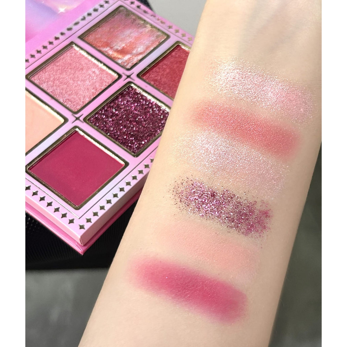 Paleta de Machiaj Kevin & Coco Pink Barbie Girl, Fard de Pleoape Intens Pigmentat, Finisaj Mat si Sidefat cu Glitter, Model Quin, 6 Culori, 72.4 g
