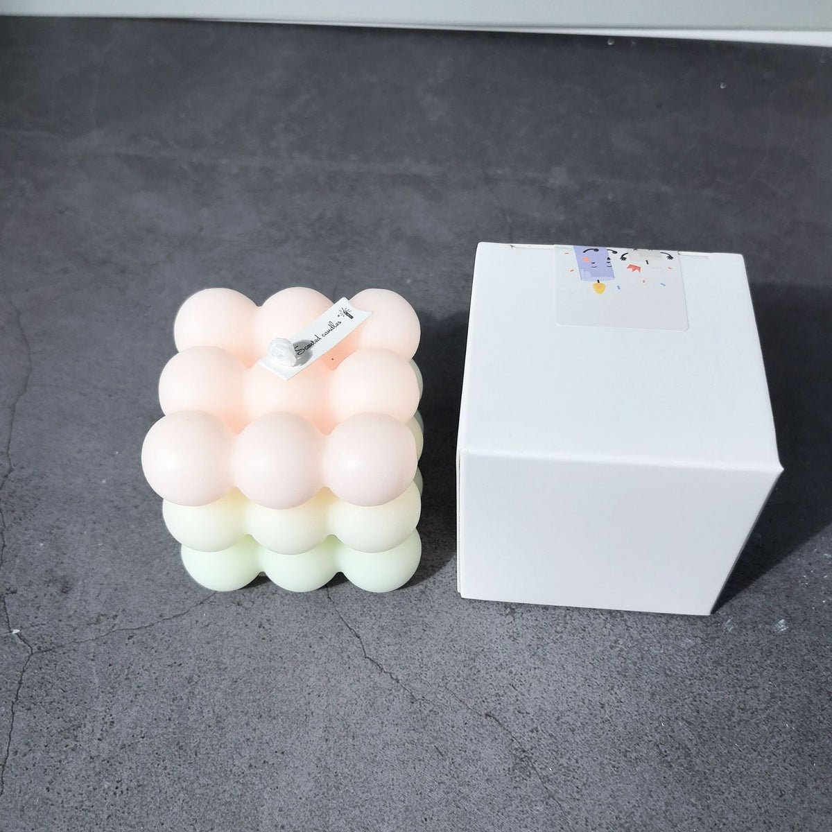 Lumanare Parfumata din Ceara de Soia, Model Cub cu Design Gradient, Aroma de Piersici, Manuala, 6x6x6 cm, Bej-Pastel