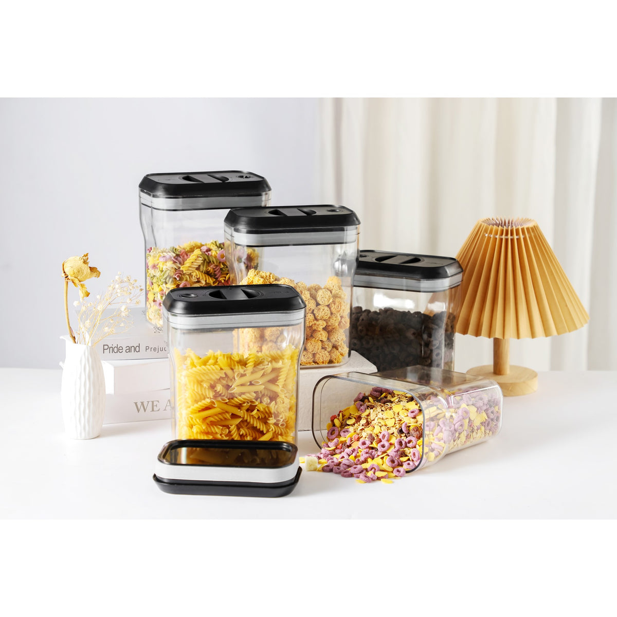 Recipient Alimentar, Cutie Depozitare cu Inchidere Ermetica prin Rotire 90 Grade, Plastic ABS si Silicon, 2 Litri, Transparent cu Capac Negru, 20.5 x 10.5 x 27 cm