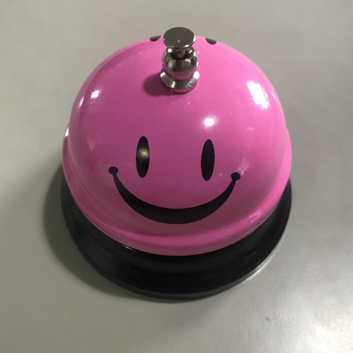 Clopotel Metalic de Masa pentru Receptie si Dresaj, Imprimeu Smiley Face, Mecanism de Apasare, Metal si Plastic, 7.5 x 7.5 x 6.5 cm, Roz/Portocaliu