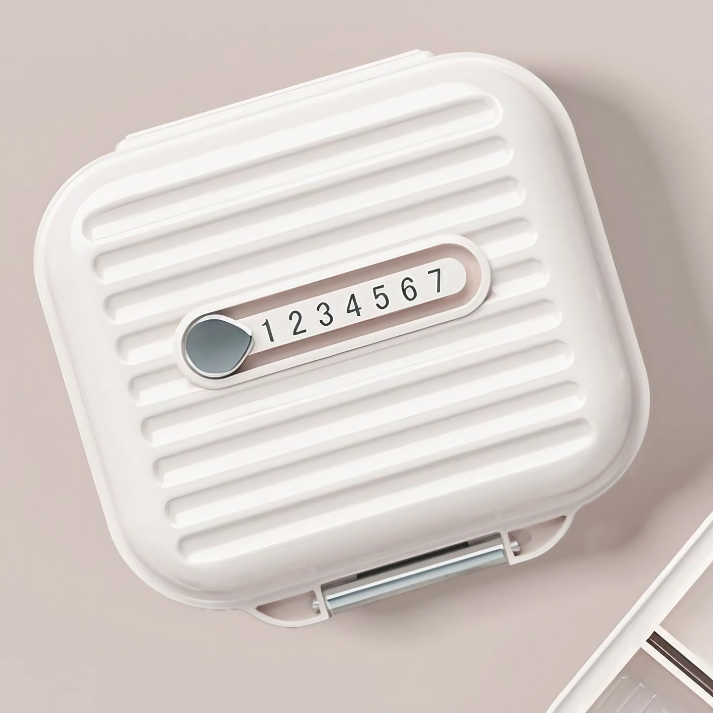 Cutie Medicamente si Organizator Pastile, 7 Compartimente Numerotate, Inchidere Metalica Sigura, Design Compact de Calatorie, Bej, 7.8x7.2x3.5 cm