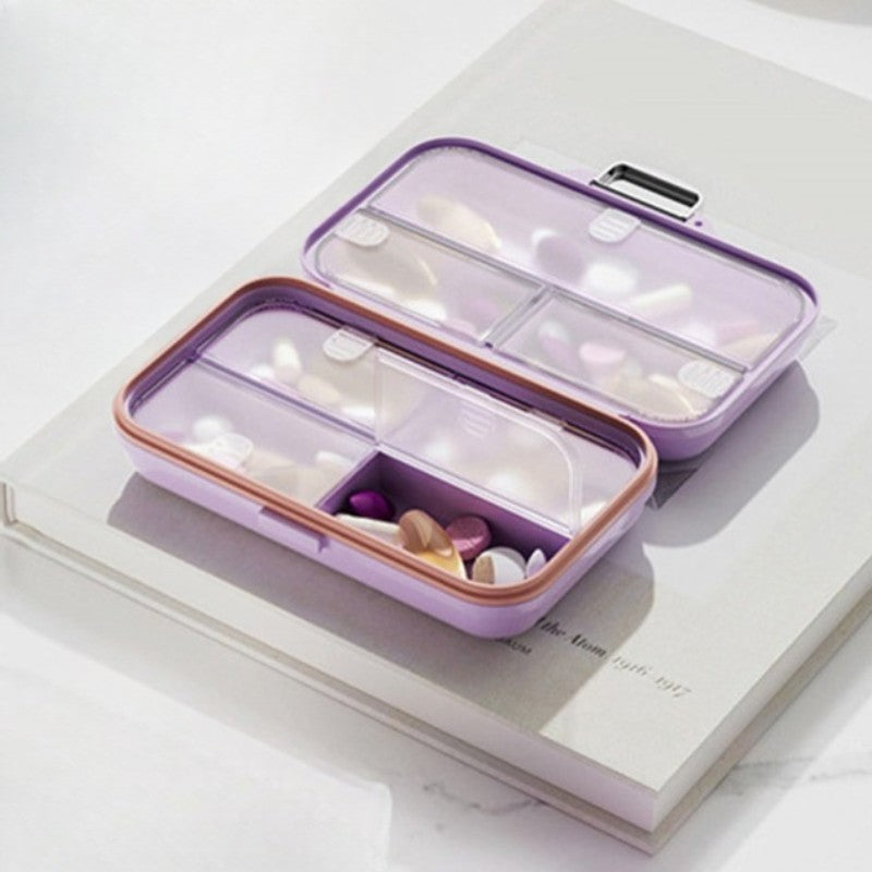 Cutie Medicamente si Organizator Vitamine, 7 Compartimente Individuale, Inchidere Metalica Securizata, Design Compact si Portabil, 11x7.2x3.5 cm, Mov Pastel