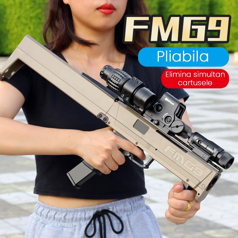 Pusca Mitraliera de Jucarie Tip FMG9, Design Pliabil cu Ejectare Cartuse, Accesorii Tactice si Lanterna, Plastic Rezistent, 69 cm, Maro Deschis
