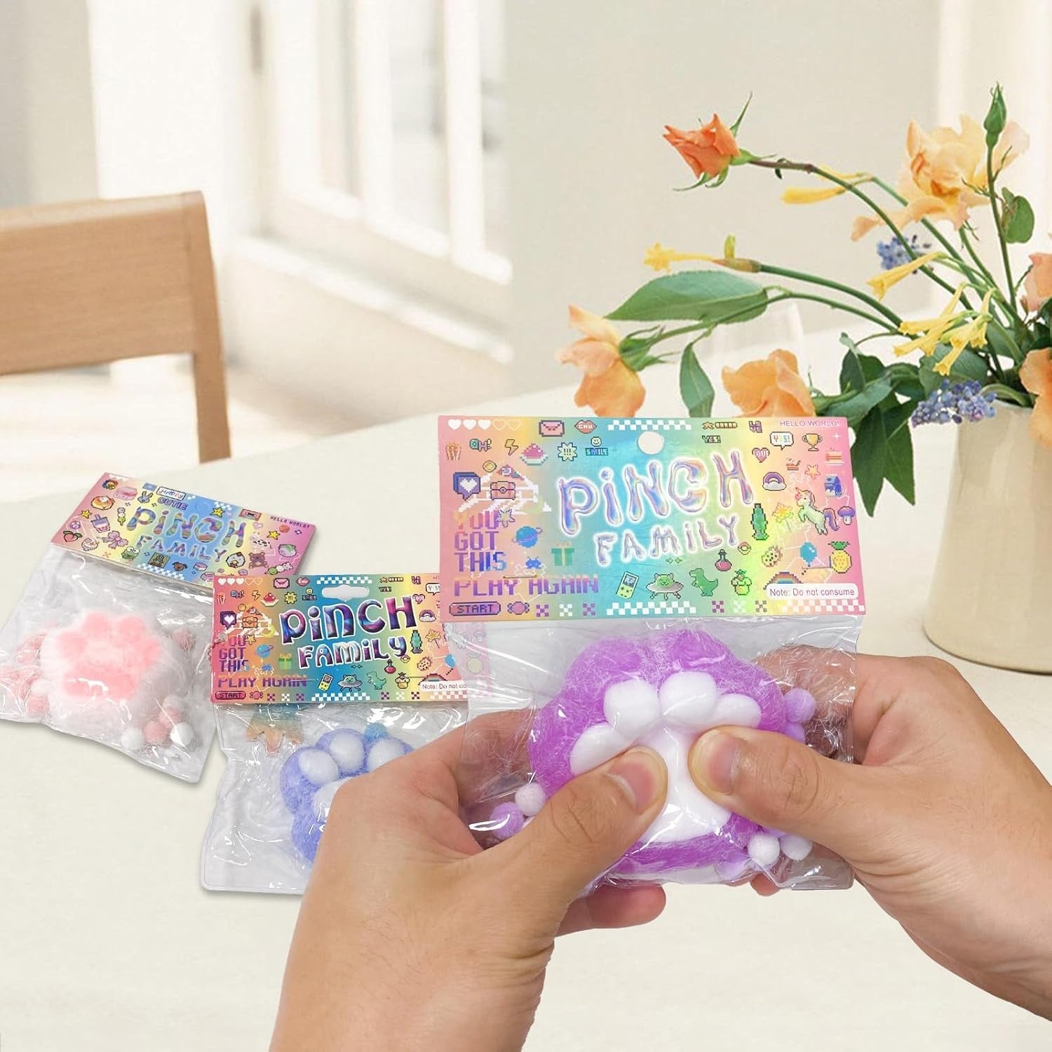 Jucarie Antistres Squishy, Labuta de Pisica Pufoasa cu Revenire Lenta, Squeeze Pinch Family pentru Relaxare si Concentrare, Silicon Moale, 6x6 cm, 72g, Mov-Alb
