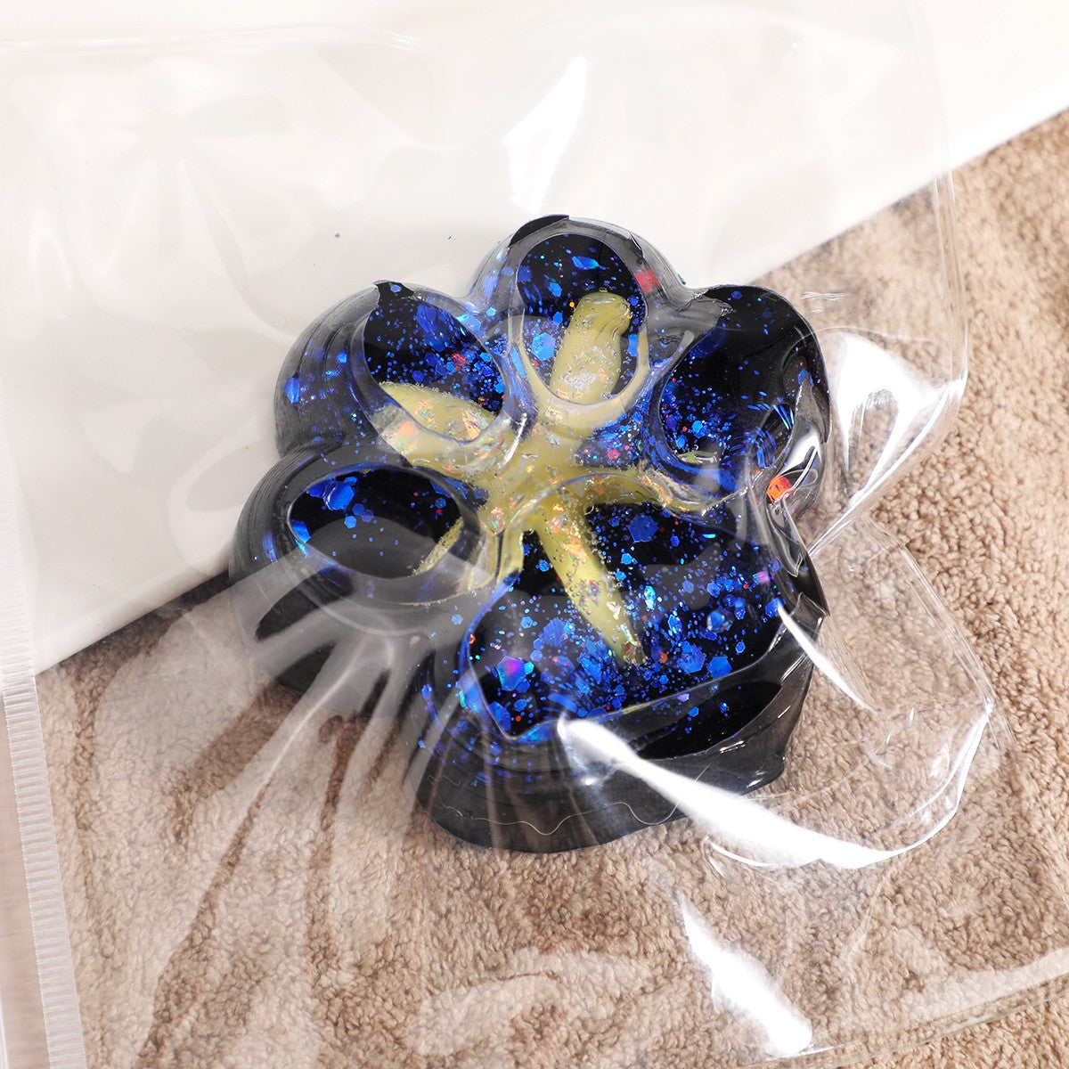 Jucarie Antistres Squishy, Model Labuta de Pisica Cat Paw, Revenire Lenta, Material TPR Moale, 6.5 x 6 cm, Negru cu Insertii Galaxie