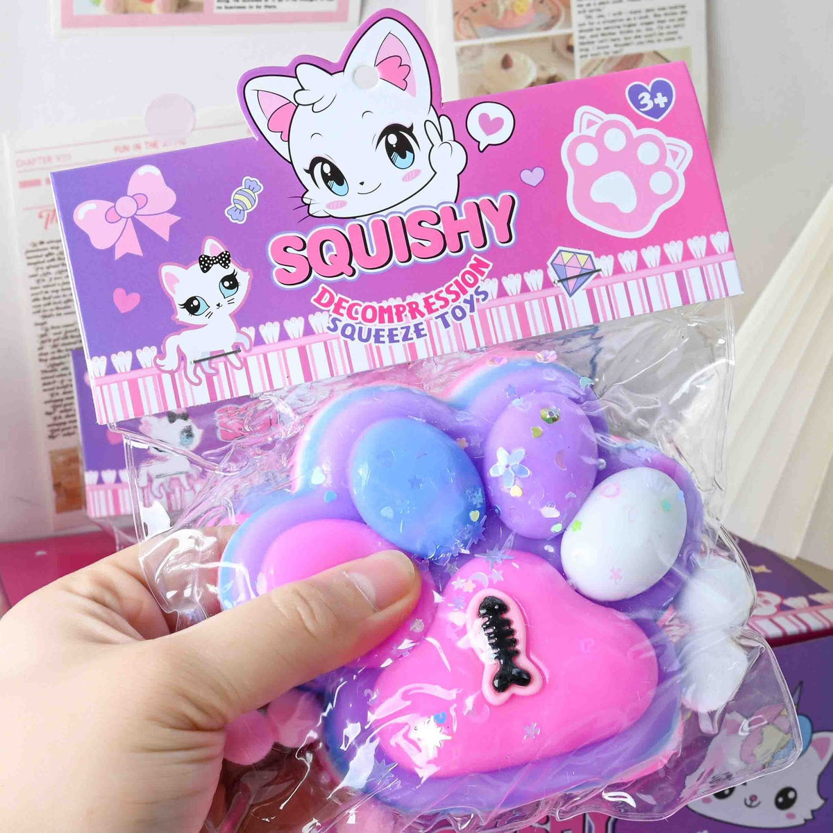 Jucarie Antistres Squishy Model Labuta de Pisica cu Pestisor, Textura Moale cu Revenire Lenta, Squeeze Pinch Family, 220g, 12.5 x 10.5 cm, Roz-Multicolor