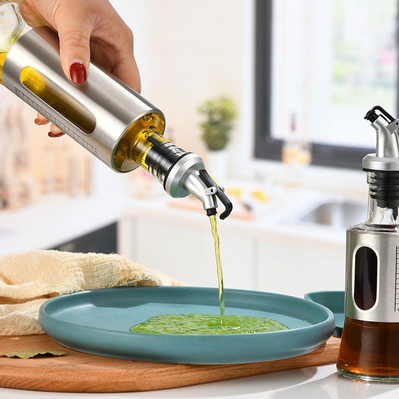 Sticla Ulei si Otet cu Dozator, Recipient Lichide Gatit cu Capac din Otel Inoxidabil si Sistem Anti-Picurare, Sticla Gradata cu Design Modern, 500 ml, 28.5 x 7.5 cm, Gri Transparent