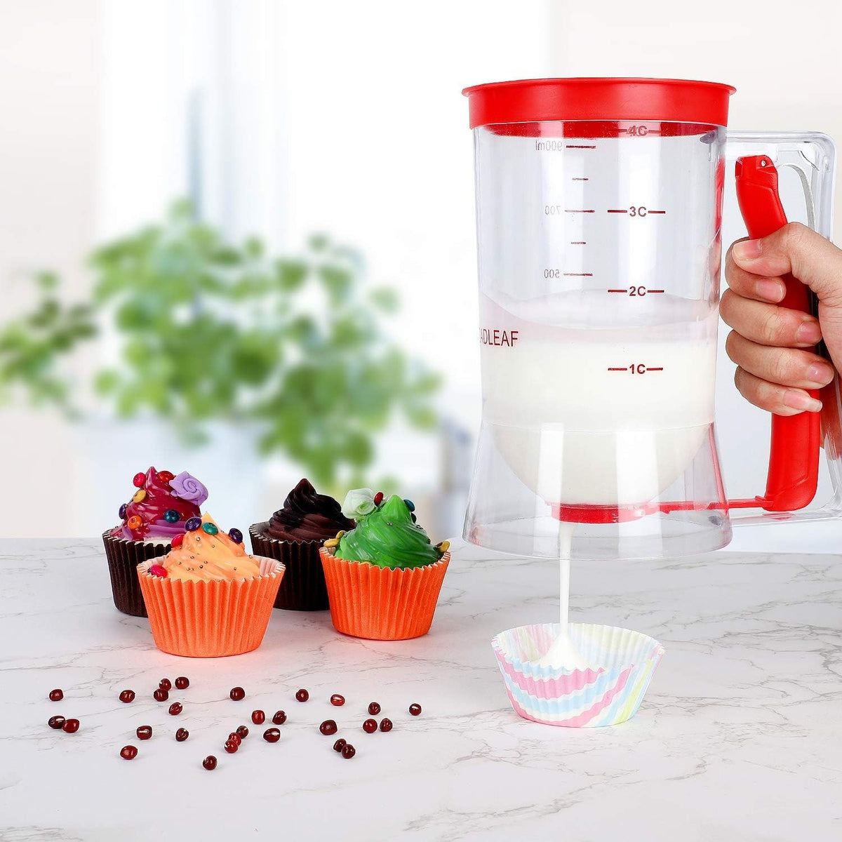 Dispenser Aluat pentru Clătite și Brioșe, Dozator cu Mâner Ergonomic și Arc, Plastic Alimentar PP, 900 ml, 18.5 x 11 cm, Roșu