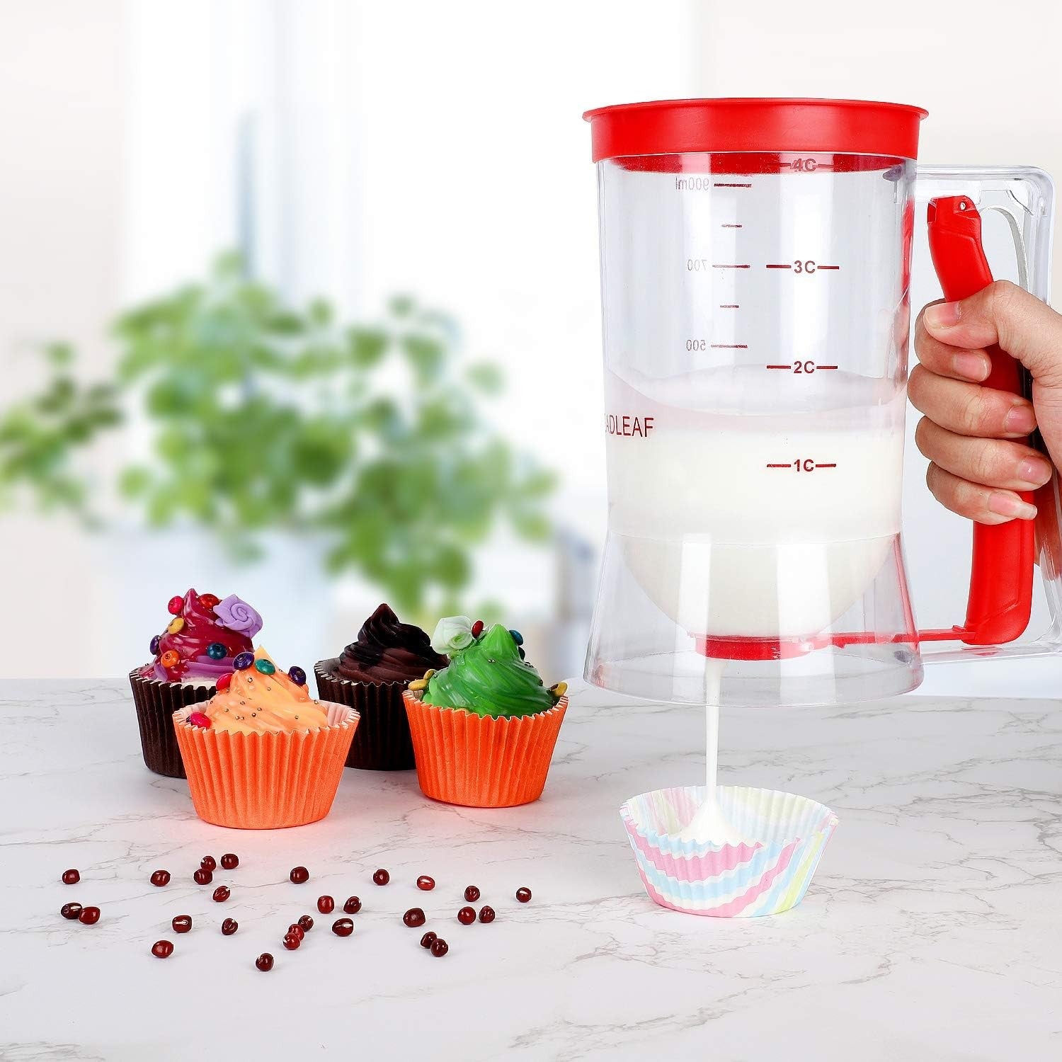 Dispenser Aluat pentru Clătite și Brioșe, Dozator cu Mâner Ergonomic și Arc, Plastic Alimentar PP, 900 ml, 18.5 x 11 cm, Roșu