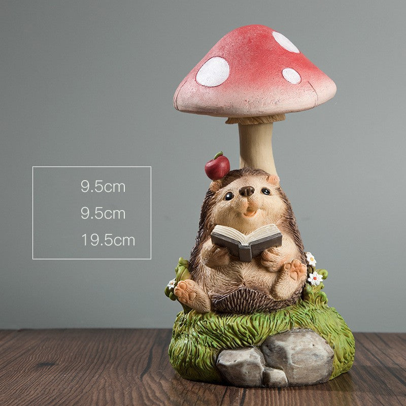 Decoratiune Gradina Solara, Figurina Arici Citind sub Ciuperca cu Lumini LED, Rasina Rezistenta la Intemperii, Maro si Rosu, 19.5 x 9.5 x 9.5 cm