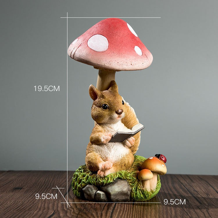 Decoratiune Gradina cu Lumini LED Solare, Figurina Veverita Citind sub Ciuperca, Rasina Rezistenta la Intemperii, 19.5 x 9.5 x 9.5 cm, Maro/Rosu