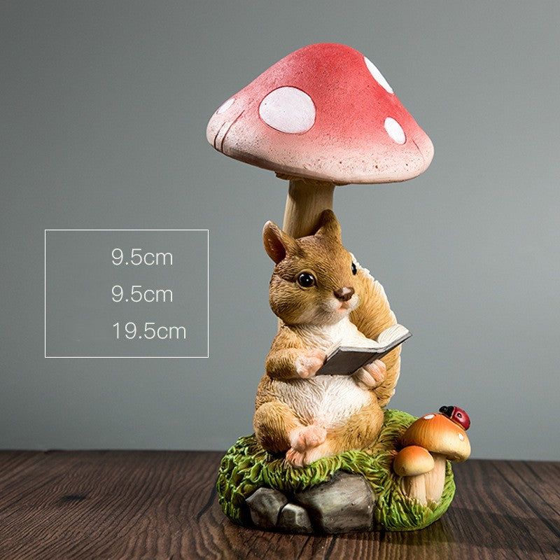 Decoratiune Gradina cu Lumini LED Solare, Figurina Veverita Citind sub Ciuperca, Rasina Rezistenta la Intemperii, 19.5 x 9.5 x 9.5 cm, Maro/Rosu