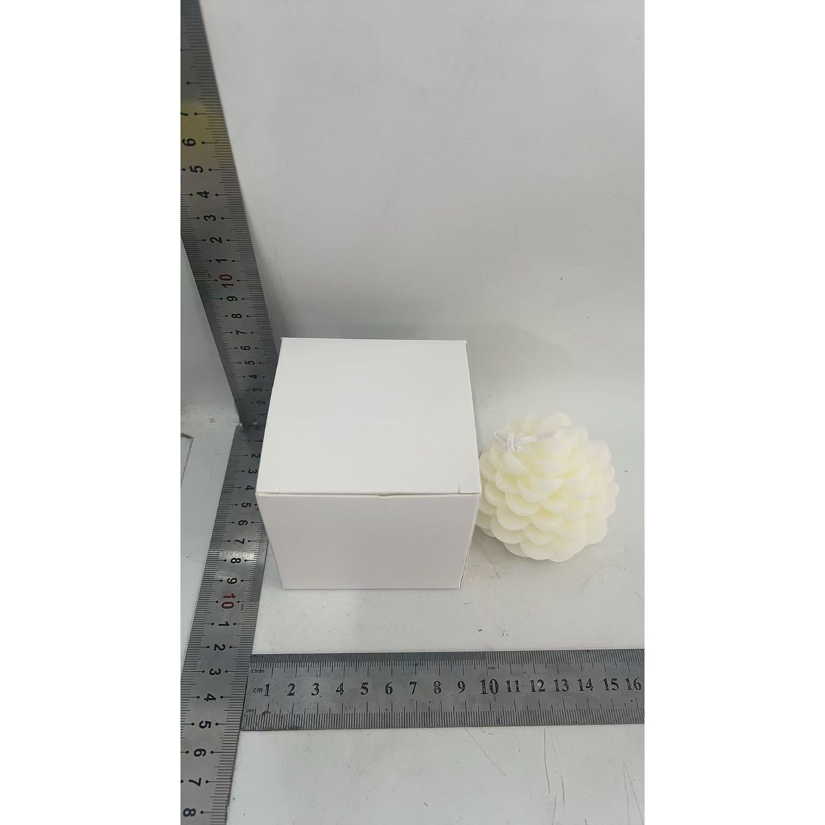 Lumanare Parfumata de Craciun, Model Con de Brad, Design Realistic Handmade, Ceara de Soia, 7 x 6.5 x 6.5 cm, Alb