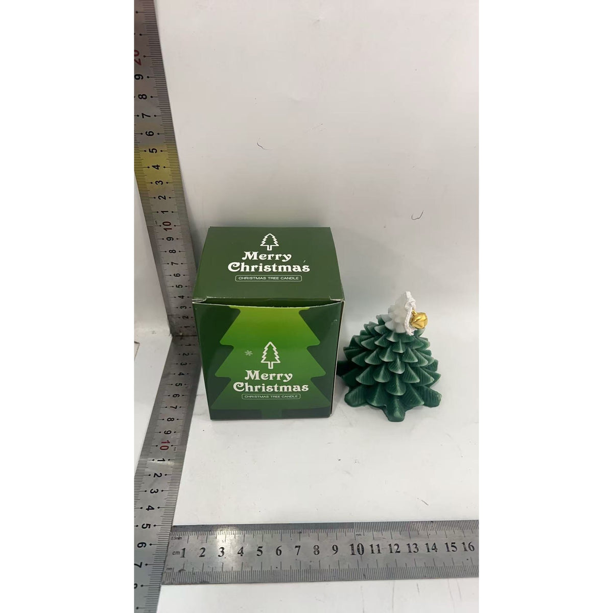 Lumanare Parfumata de Craciun in Forma de Brad, Ceara de Soia Naturala, Design Handmade Noaptea de Ajun, Note Orientale Florale, 8 x 7 x 7 cm, Verde cu Alb
