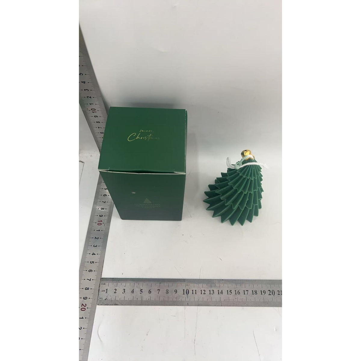 Lumanare de Craciun Parfumata, Model Brad Rotativ cu Aromaterapie si Clopotel Auriu, Ceara de Soia Naturale, 11 x 8 x 8 cm, Verde