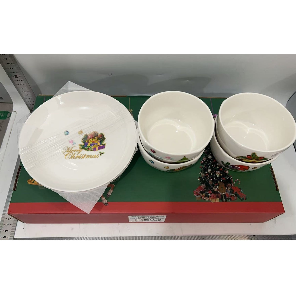 Set Vesela Festiva Craciun, Ceramica, 4 Boluri 300 ml si 2 Farfurii 18 cm, Model Mos Craciun, Cutie Cadou, Multicolor, 6 Piese