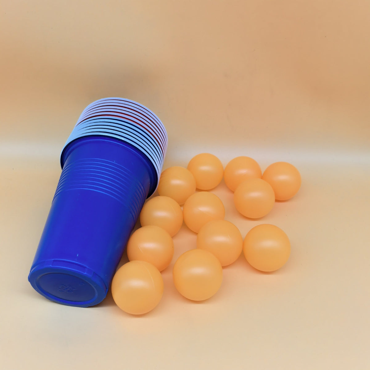 Joc de Baut Beer Pong, Set Interactiv de Petrecere pentru Adulti, Pahare Reutilizabile si Mingi de Tenis, Plastic, 24 Piese, Rosu si Albastru
