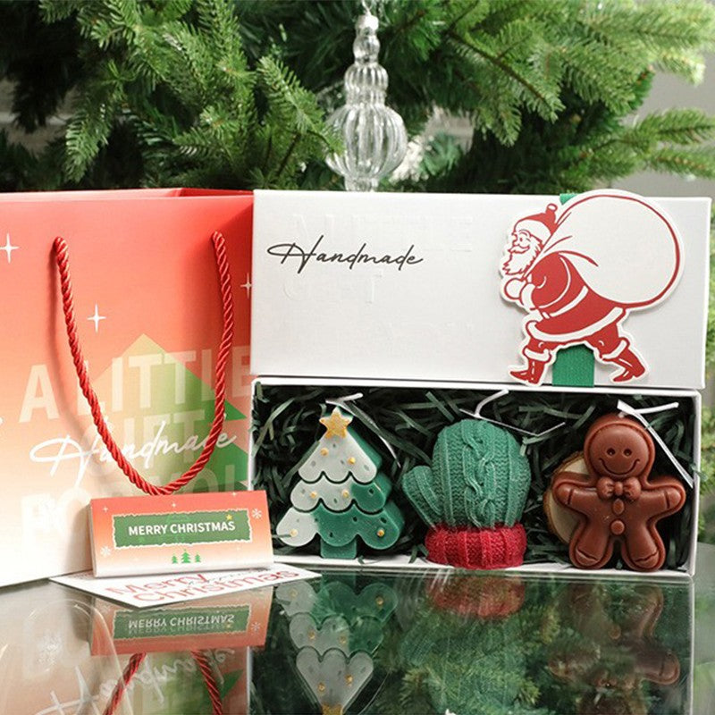 Set Lumanari Parfumate de Craciun, Gift Box cu 3 Figurine Brad, Manusa si Om de Turta Dulce, Ceara de Soia Handmade, 22.5 x 9 x 5 cm, Multicolor