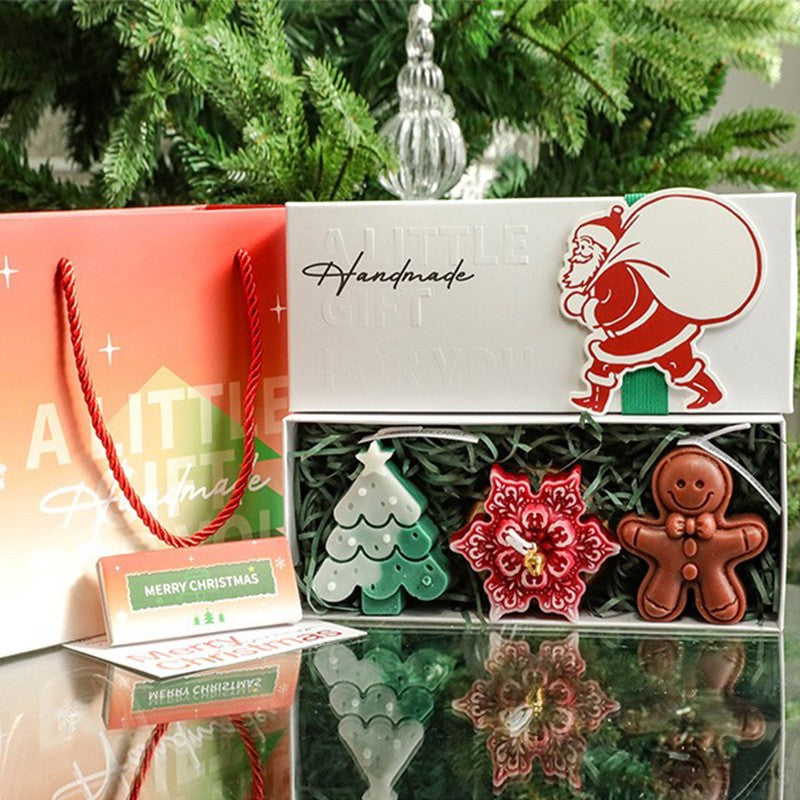 Set Cadou Lumanari Parfumate de Craciun, Gift Box Artizanal cu 3 Lumanari Figurative, Ceara de Soia, Modele Brad, Floare si Om de Turta Dulce, Cutie si Punga Incluse, 22.5 x 9.5 x 5 cm, Multicolor