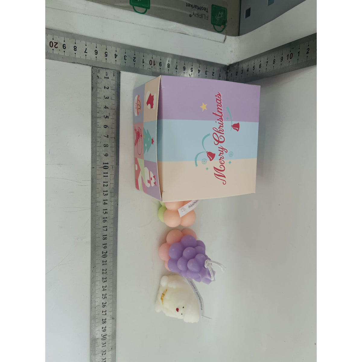Set Lumanari Parfumate De Craciun Si Aromaterapie, Lumanari Artizanale Handmade Turnate Manual, Design Festive Pastel, Cutie Cadou Premium, 3 Bucati, Mov Si Roz, 11 x 11 x 7.5 cm