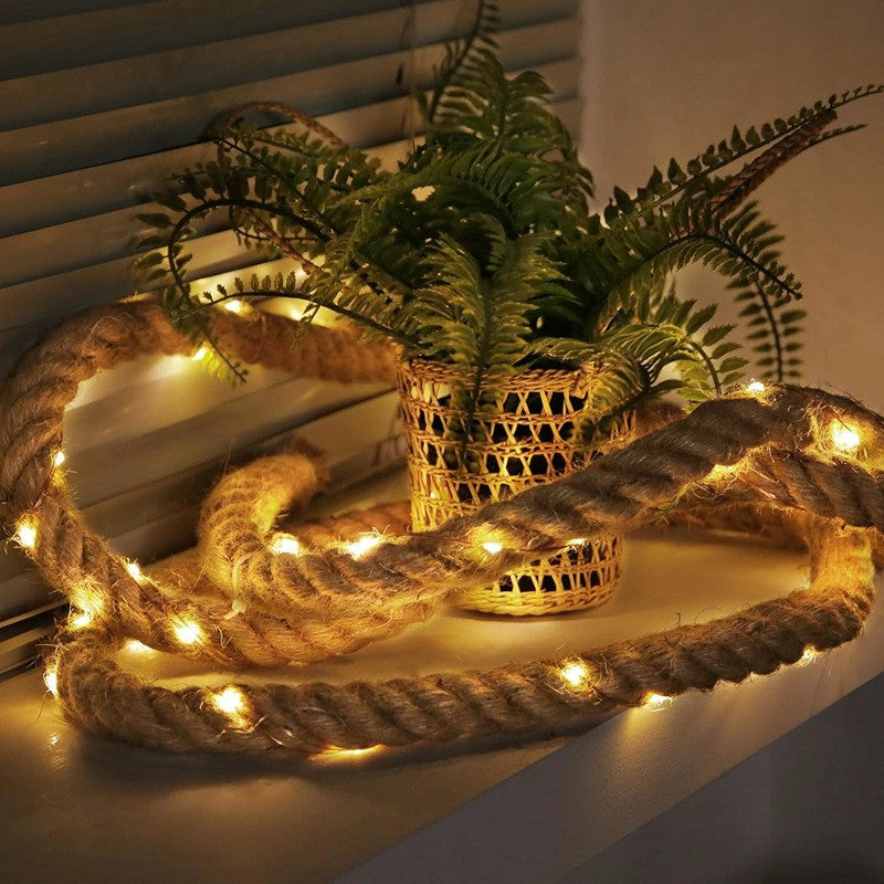 Instalatie Luminoasa cu 40 LED-uri, Model Rustic pe Sfoara de Canepa si Fir de Cupru, Protectie IP44, Alimentare Baterii, 2 m, Alb Cald