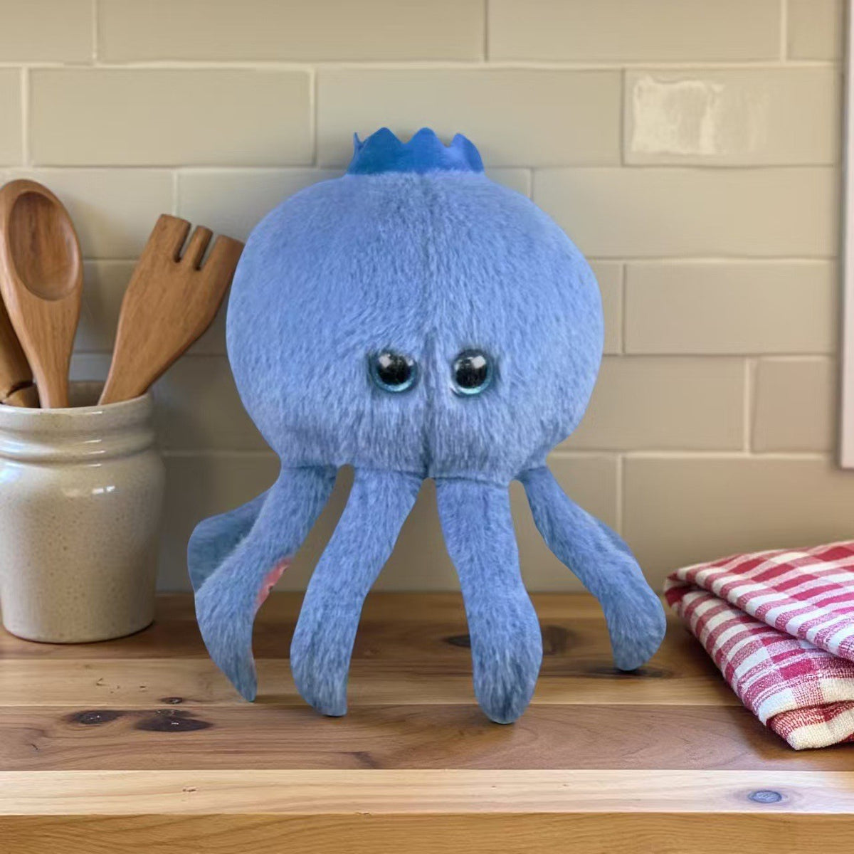 Jucarie de Plus Italian Brainrot, Model Blueberrini Octopussini cu Agatatoare pentru Rucsac, Material Moale cu Umplutura Bumbac PP, 13 x 22 cm, Albastru/Roz