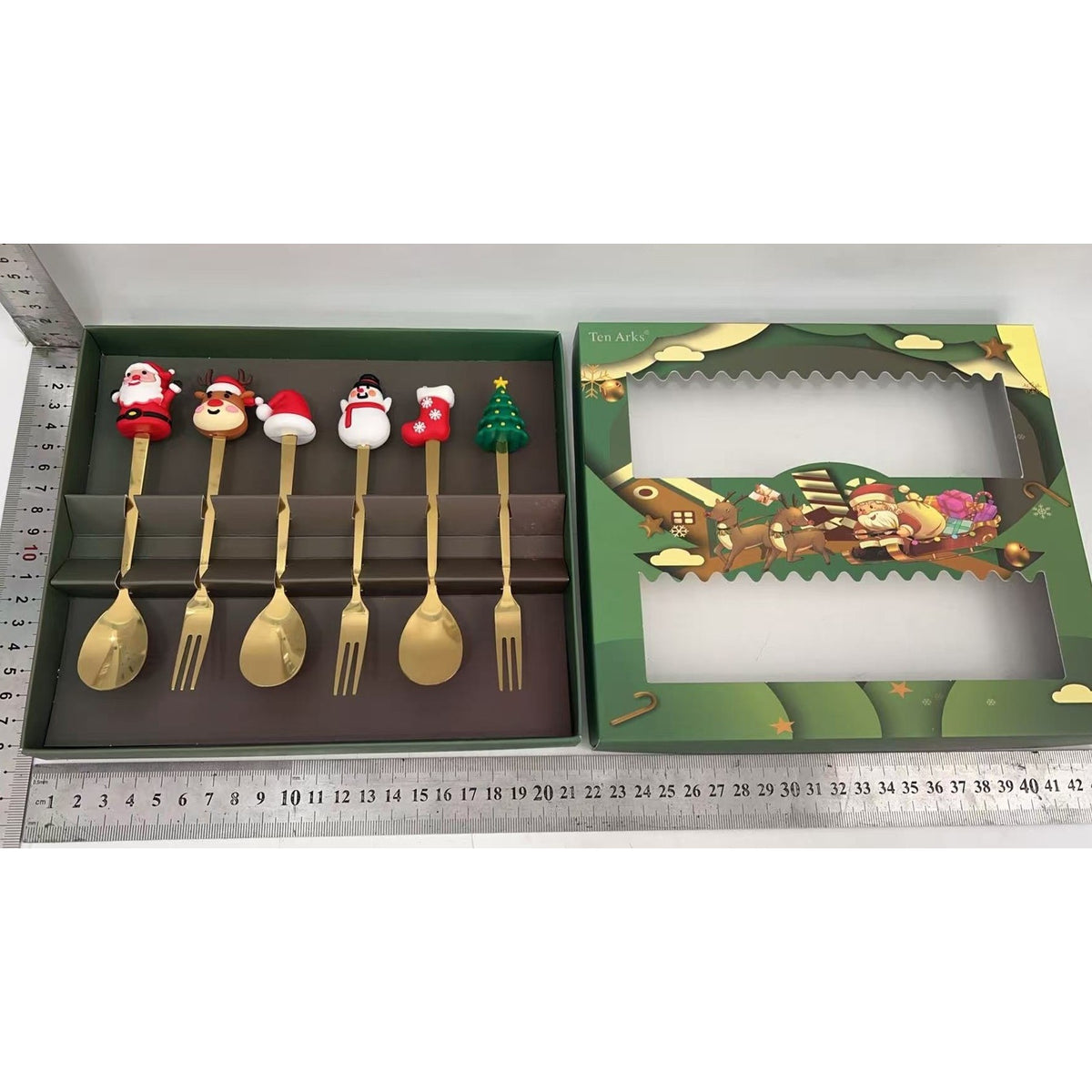 Set 6 Tacamuri Craciun cu Figurine Festive, 3 Linguri si 3 Furculite Desert, Otel Inoxidabil 410, Cutie Cadou, 19 x 22 x 2.2 cm, Auriu/Multicolor