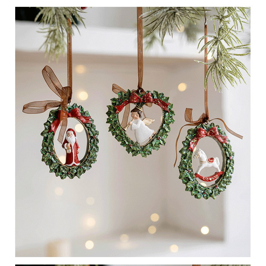 Decorațiune de Crăciun pentru Brad, Model Ghirlandă cu Moș Crăciun, Figurina Festivă din Rășină, Multicolor, 8 x 6.5 cm