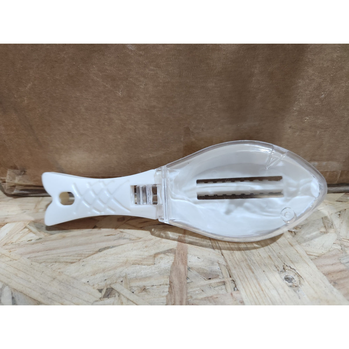 Curatator Solzi Peste cu Compartiment Colectare, Dispozitiv Manual pentru Curatat Peste, Plastic Durabil, 15.5x5.5x4 cm, Alb