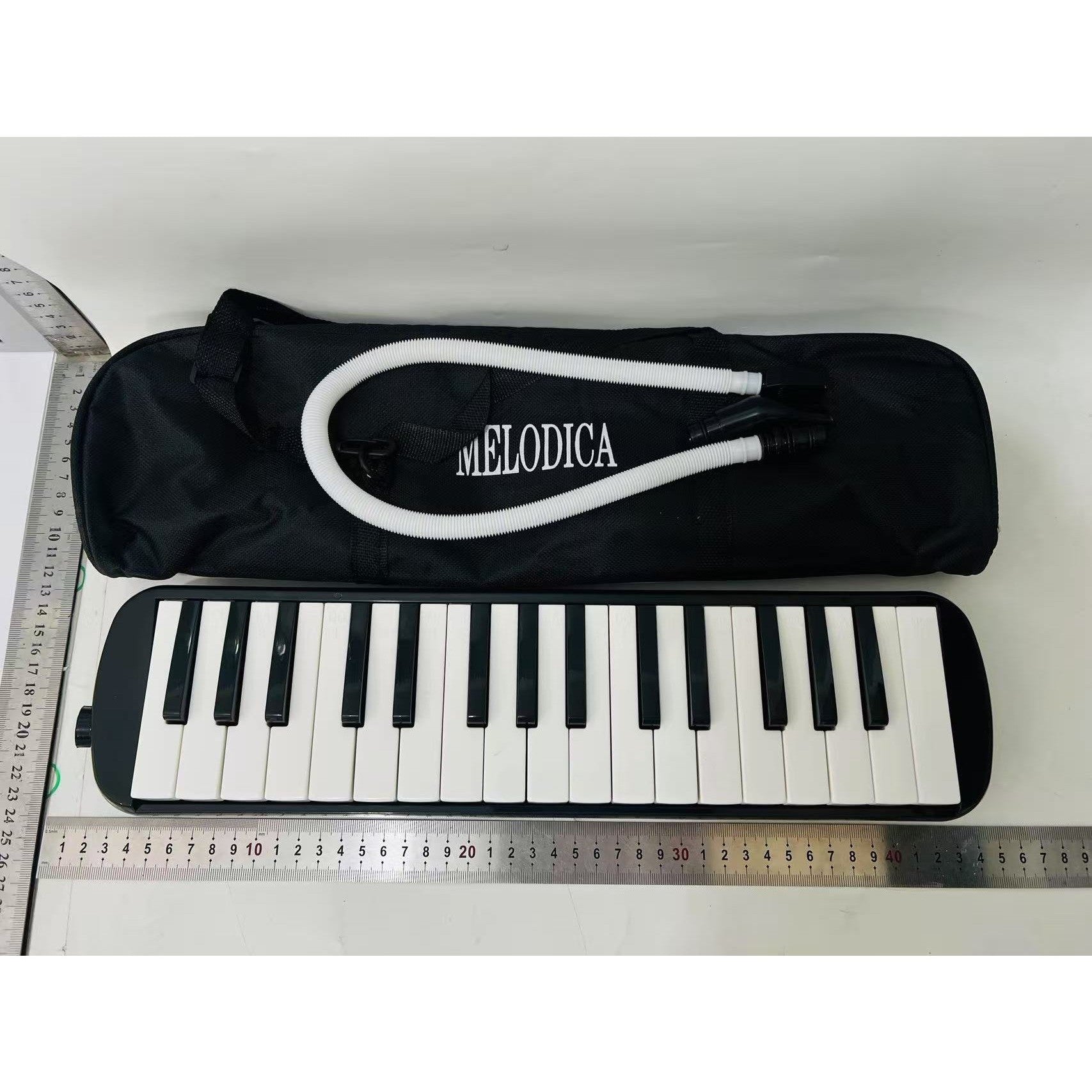 Muzicuta Melodica cu 32 Clape Imprimate, Instrument Muzical Educativ pentru Incepatori si Copii, Material ABS Ecologic, Include Husa de Transport si Suflator, 45 x 13 x 7 cm, Negru