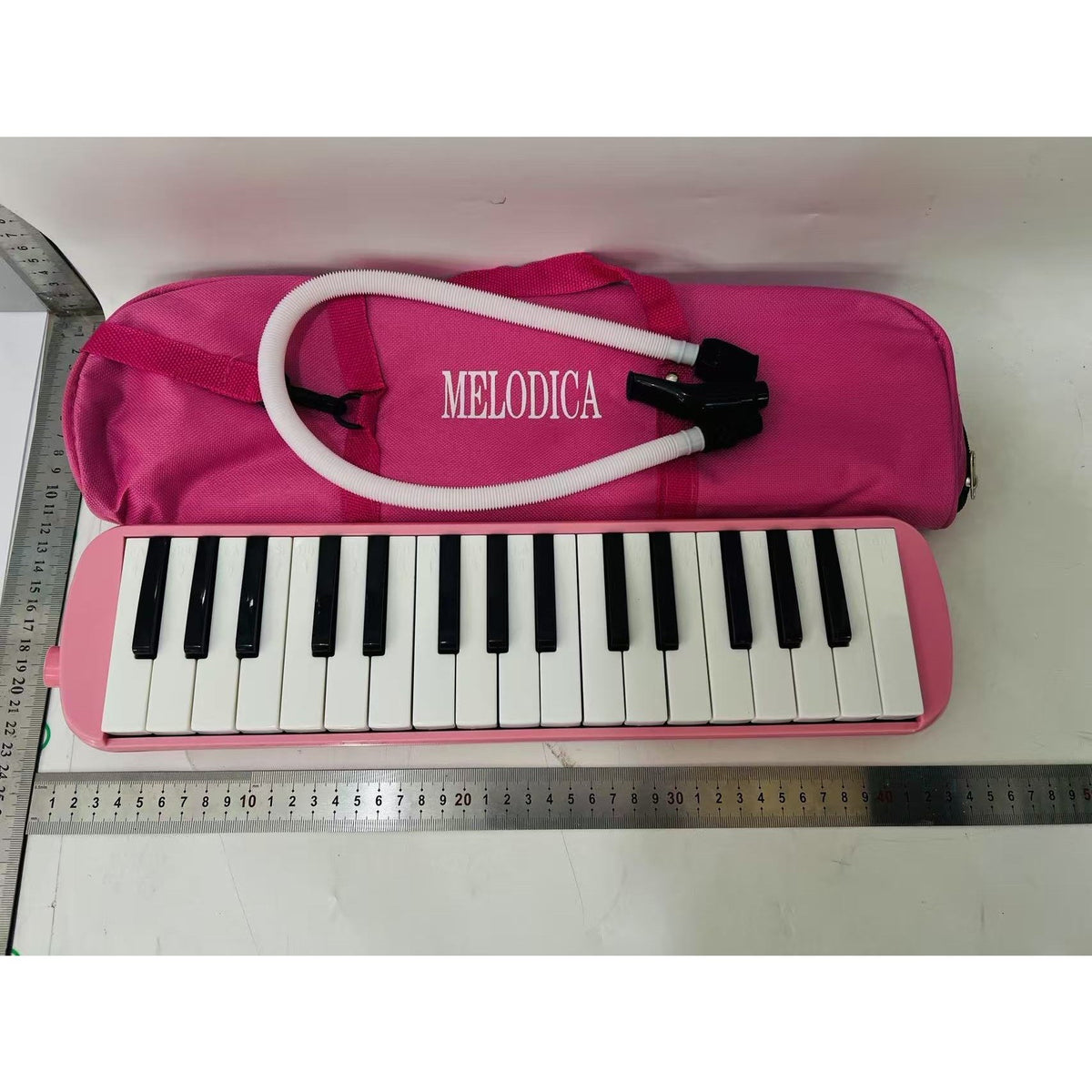 Muzicuta Melodica 32 Clape, Instrument Muzical Educativ pentru Incepatori si Copii, Clape cu Note Imprimate, Material ABS, Include Husa si Accesorii, 45 x 13 x 7 cm, Roz